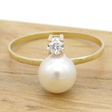 Anel com Pérola Natural de 6 mm e Diamante de 5 Pontos, em Ouro Amarelo 18 Kilates